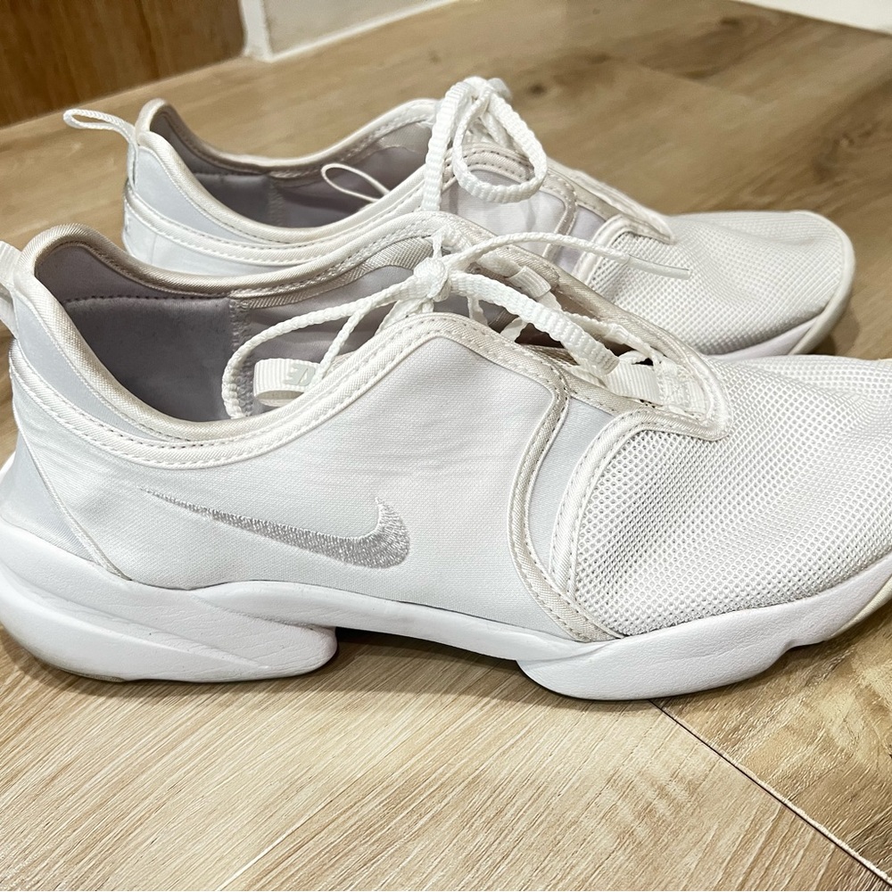 Nike White Sneakers Modern Athletic Design
